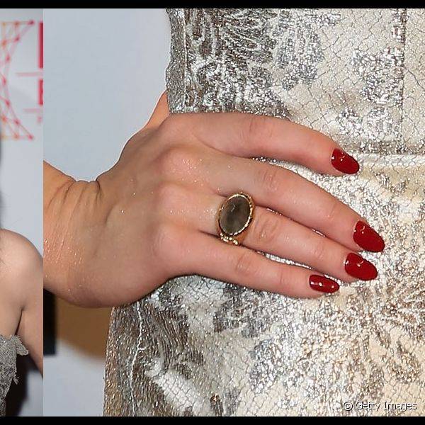 Durante o MTV EMA 2012 a cantora usou a mesma cor de vermelho nos l?bios e unhas para dar um toque fashion ao visual
